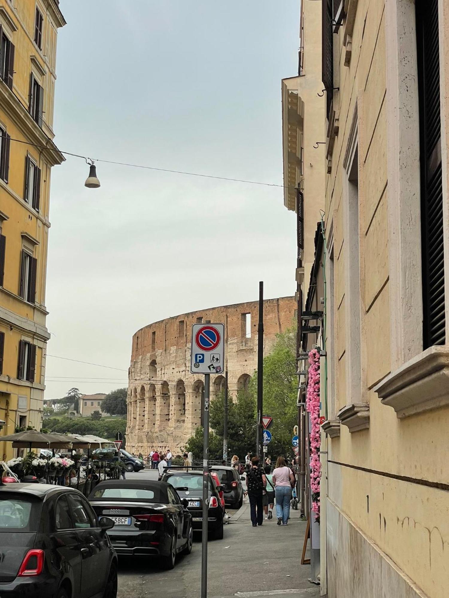 Elian In The Center Of #3 Colosseo